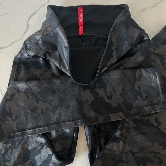 Spanx Faux Leather Camo Leggings small and xsmall - Picture 3 of 8